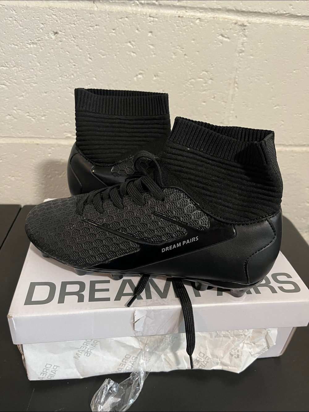 Dream Pairs Childrens Black High-Top Cleats- Size 4.5